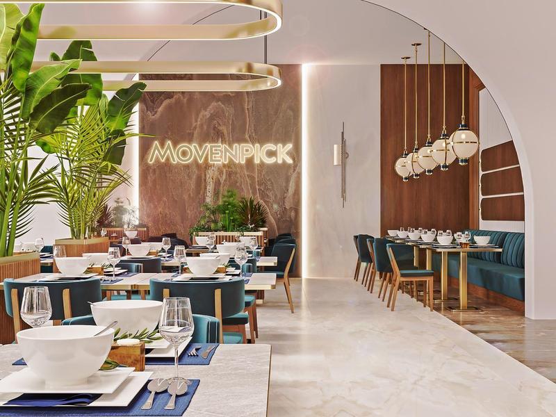 Moderner Hotelrestaurant-Innenraum mit elegant gedeckten Tischen und grünen Pflanzen.