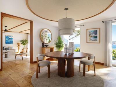 Esszimmer mit rundem Holztisch, vier Stühlen und großem Fenster mit Bergblick.