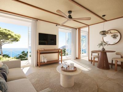 Helles Wohnzimmer mit Meerblick, gemütlichem Sofa, TV und modernem Dekor.