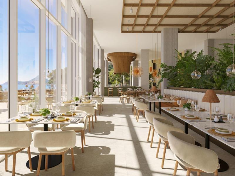 Helles, modernes Restaurant mit großen Fenstern und Blick auf das Meer.