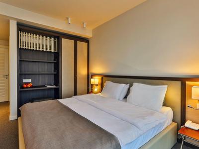 Gemütliches Hotelzimmer mit Doppelbett, Nachttisch, Telefon und Kleiderschrank.