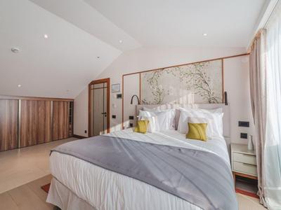 Helles Schlafzimmer mit großem Bett, Wall Art und modernem Design.