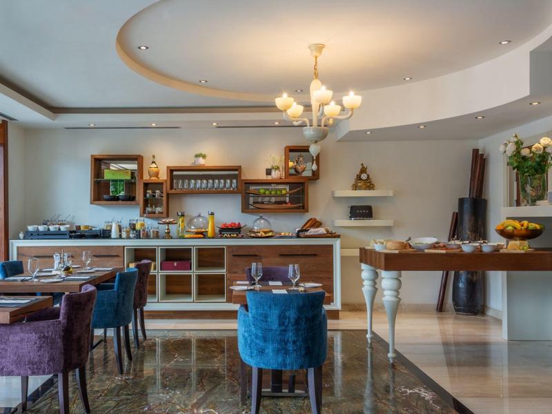 Eleganter Frühstücksbereich mit modernen Möbeln und Buffet in einem Hotel.