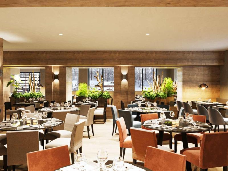 Moderně zařízená restaurace s prostřenými stoly a teplým osvětlením.