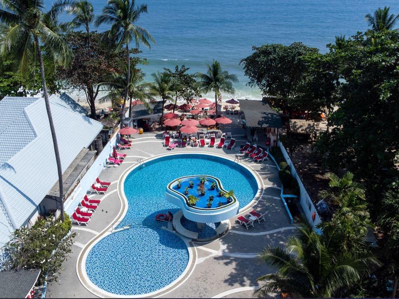 Area piscina con piscine ovali e rotonde, lettini, palme e vista sul mare