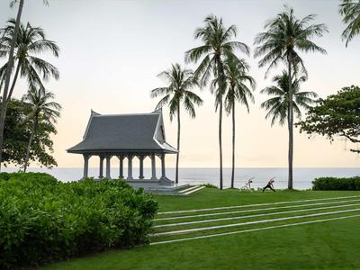 Pavillon am Strand mit Palmen und gepflegtem Rasen in ruhiger Umgebung