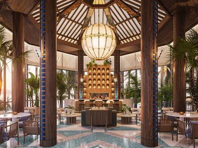 Elegantes Restaurantinterieur mit Holzbalken, großen Fenstern und stilvoller Beleuchtung.