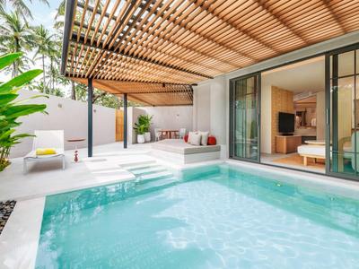 Moderner Außenbereich mit privatem Pool, Holzüberdachung und gemütlicher Sitzgruppe neben einem Schlafzimmer.