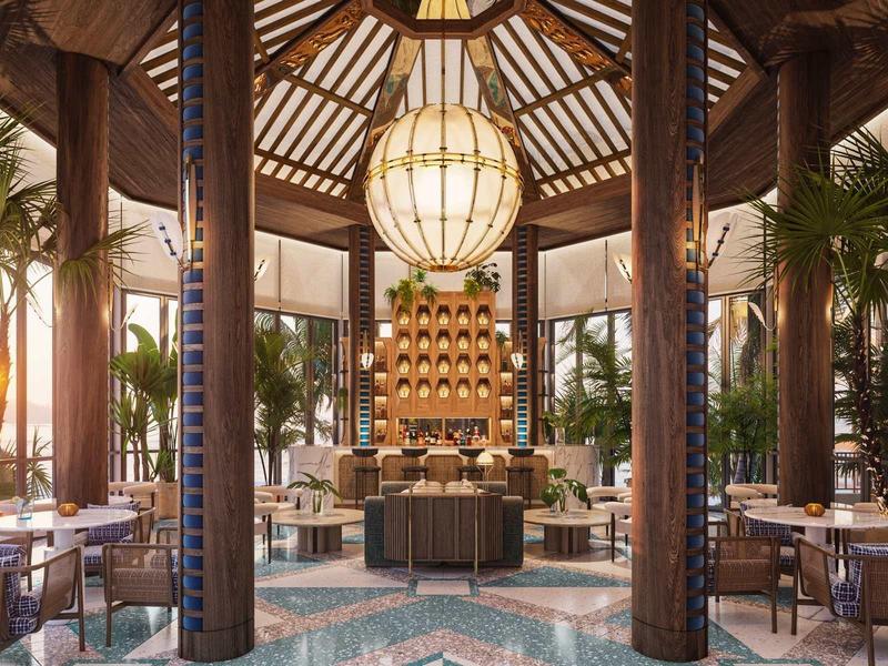 Elegantes Restaurantinterieur mit Holzbalken, großen Fenstern und stilvoller Beleuchtung.