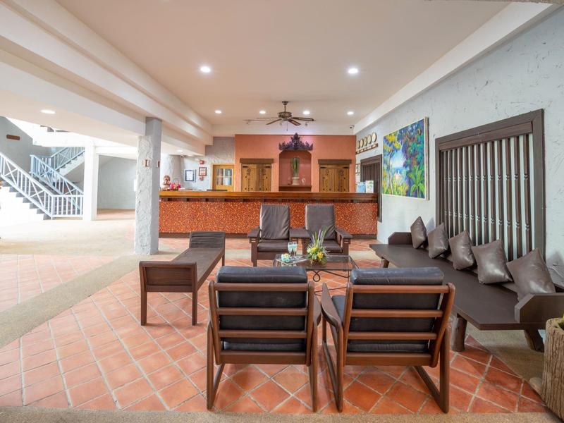 Moderní odpočinková zóna s pohovkami a křesly v hotelu.