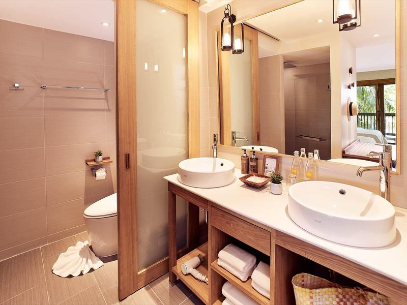 Modernes Badezimmer mit zwei Waschbecken, großem Spiegel und geöffnetem Duschbereich.