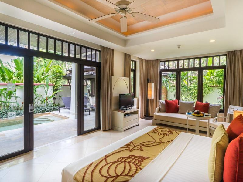 Světý obývací pokoj s moderním designem, velkými okny a přístupem na terasu se zahradou.