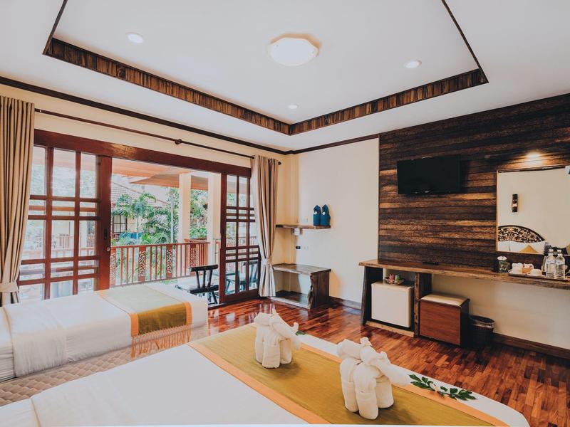 Helles Wohnzimmer mit großen Fenstern, braunen Vorhängen, Holzboden und moderner Dekoration.