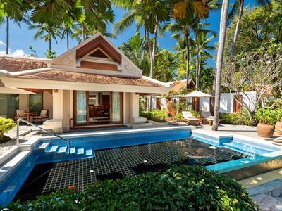 Luksusowa willa z prywatnym basenem, tarasem słonecznym i tropikalną roślinnością.