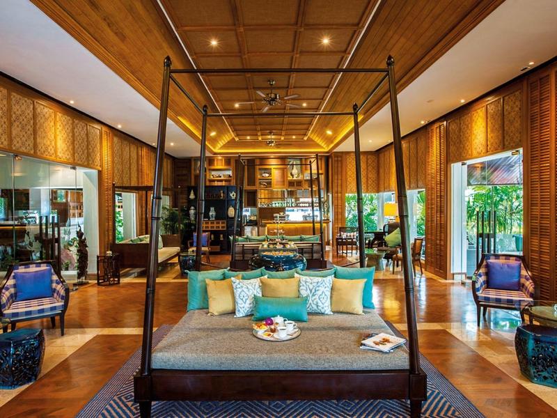 Nowoczesna lobby hotelowa z drewnianymi ścianami, wygodnymi miejscami do siedzenia i jasną, przyjazną atmosferą.