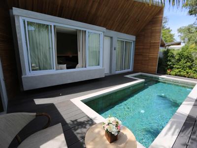 Moderner Bungalow mit kleinem Pool und Sitzbereich im Freien unter hölzernem Dach