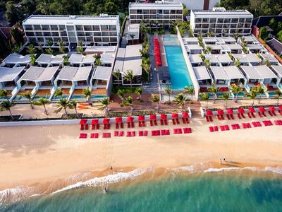 Luxuriöses Strandresort mit Pools, Liegestühlen und direktem Zugang zum Sandstrand.