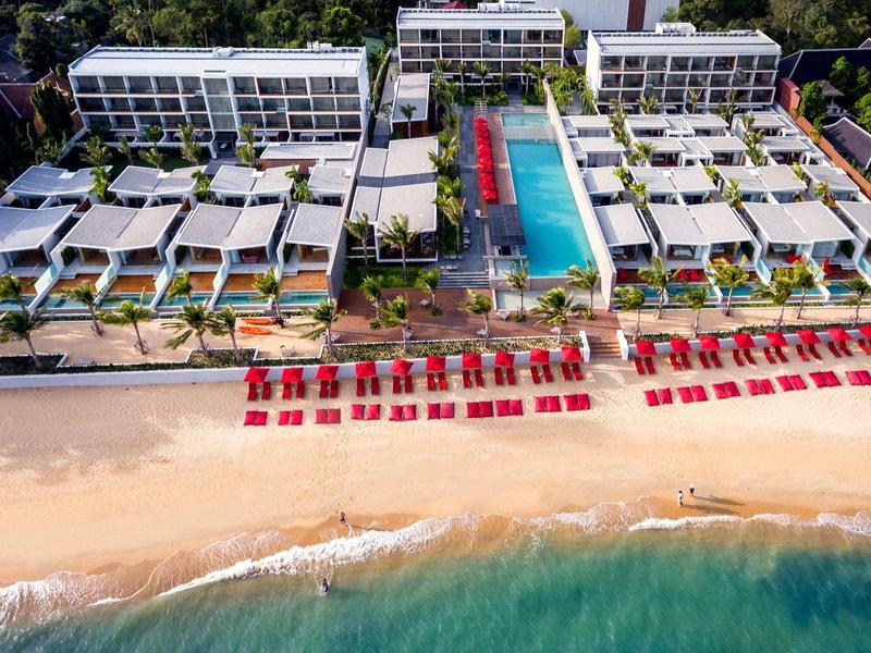 Luxuriöses Strandresort mit Pools, Liegestühlen und direktem Zugang zum Sandstrand.