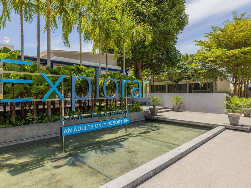 Ingresso moderno dell'hotel con sfondo di piante verdi e vasca d'acqua