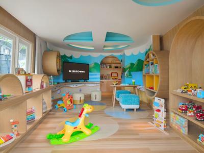 Světelná herna s barevnými hračkami a světlým dřevěným nábytkem.