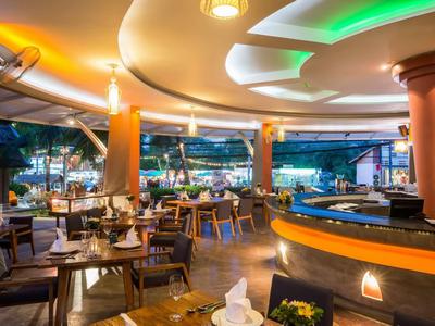 Restaurant moderne avec intérieur élégant et bar éclairé dans une lumière chaude