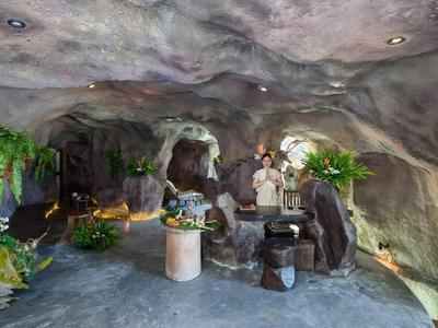 Intérieur d'un bar grotte avec une ambiance rustique et des plantes décoratives.