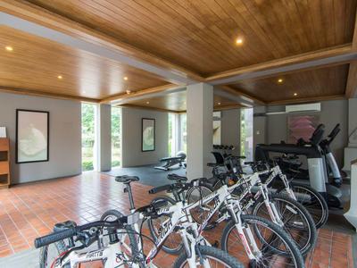 Innenraum eines Fitnessbereichs mit Fahrrädern und Laufbändern in einem Hotel