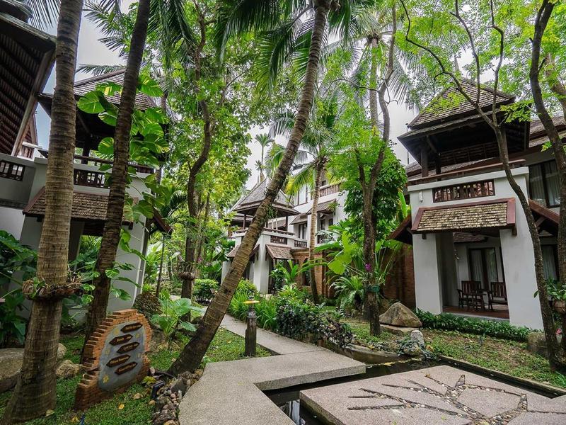 Hotel s asijským designem obklopený tropickou zelení a upravenými zahradami