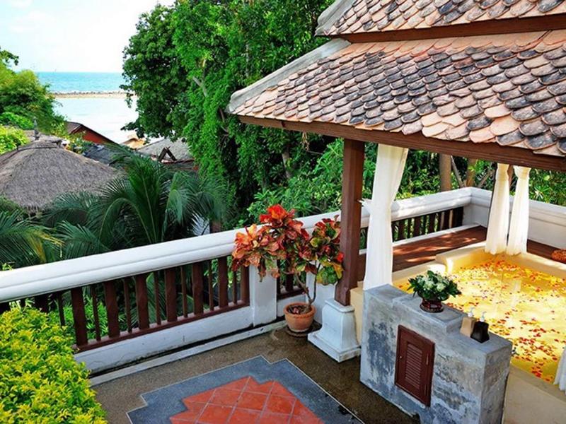 Příjemná terasa s pergolou, rostlinami a výhledem na moře v dálce.