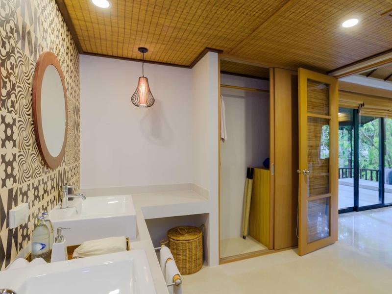 Nowoczesna łazienka z białymi umywalkami, lustrami i dostępem do ogrodu.