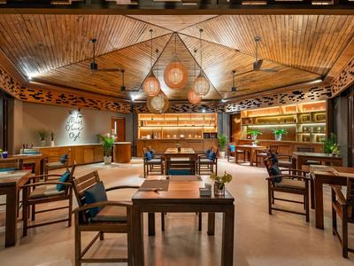 Espace de hall d'hôtel moderne et confortable avec mobilier en bois et éclairage élégant.