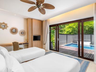 Chambre double lumineuse avec accès à une piscine et une terrasse.