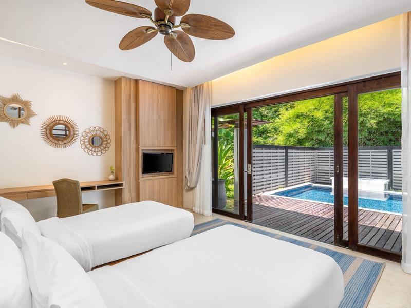 Chambre double lumineuse avec accès à une piscine et une terrasse.