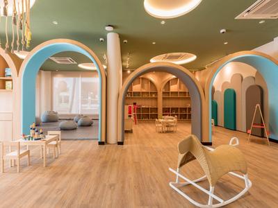 Otevřený, světlý prostor s dřevěnou podlahou, oblouky a moderním, útulným zařízením