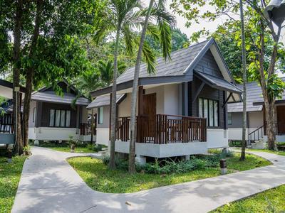 Kleine Gästehäuser mit Veranden in tropischer Umgebung mit Palmen