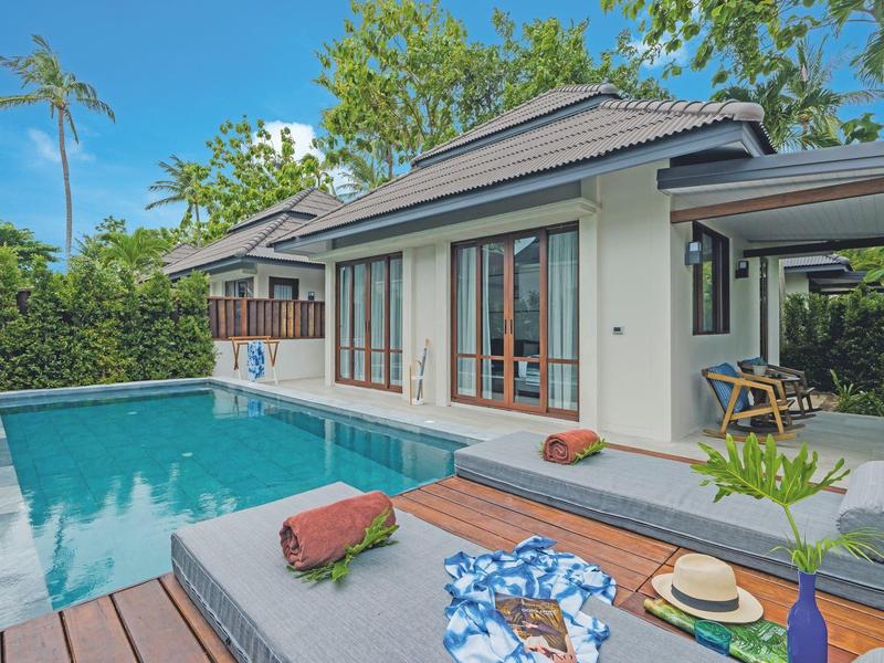 Moderner Bungalow mit privatem Pool und Terrasse in tropischer Umgebung.