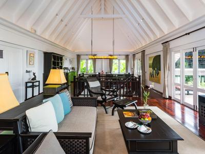 Sala luminosa con sofás cómodos, mesa de comedor y grandes ventanales con vista a la terraza.