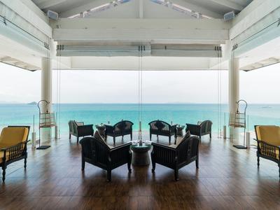 Área de salón abierta con sillones con vista al mar.