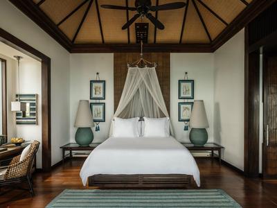 Elegante slaapkamer met hemelbed, twee nachtkastjes en groot raam