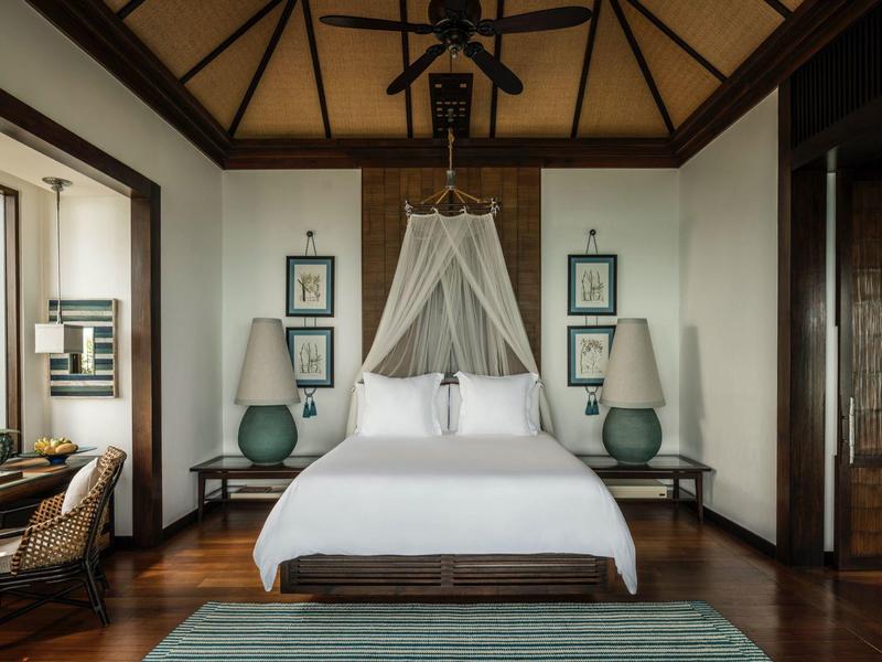 Elegante slaapkamer met hemelbed, twee nachtkastjes en groot raam