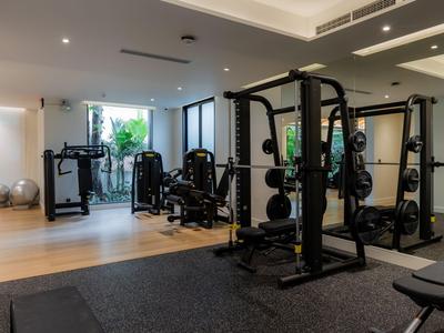 Palestra moderna con attrezzature cardio e per la forza in un hotel.