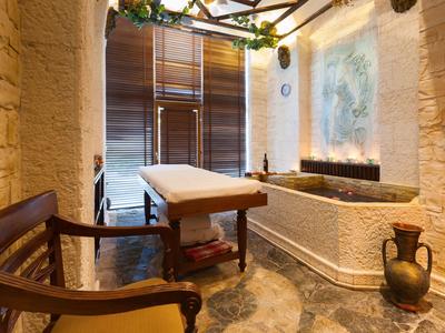 Gemütlicher Wellnessbereich mit Massagebank, entspanntem Ambiente und dekorativen Elementen.