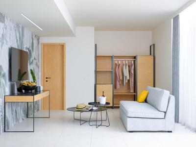 Modern eingerichtetes Wohnzimmer mit grauem Sofa, Kleiderschrank und großen Fenstern.