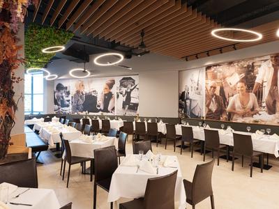 Eleganter, moderner Speiseraum mit weißen Tischdecken und stilvollen Wandbildern.