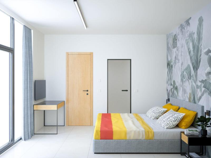 Hell eingerichtetes Schlafzimmer mit großem Fenster, buntem Bett und botanischer Tapete.