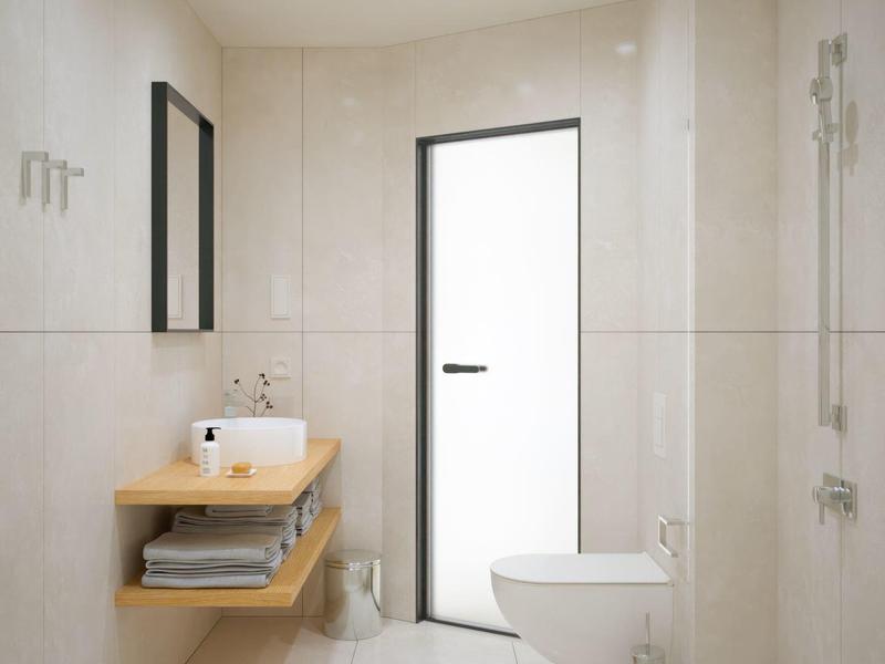 Modernes Badezimmer mit hellen Fliesen, Waschbecken, Toilette und beleuchtetem Spiegel