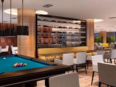Moderner Freizeitbereich mit Billardtisch, stilvoller Bar und Sitzgelegenheiten in warmem Licht.