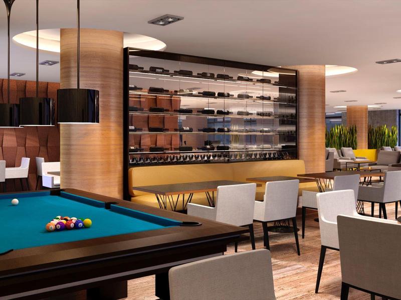 Moderne bar met biljarttafel en zitplaatsen in een hotel.