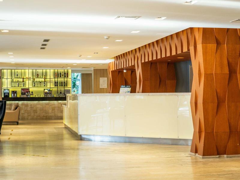 Moderne hotellobby met witte receptiebalie en houten bekleding in de ontvangsthal.