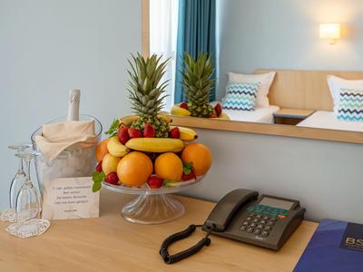 Ein Tanzstudio mit Hocker und Tanzschuhen im Vordergrund und Spiegelwand im Hintergrund.